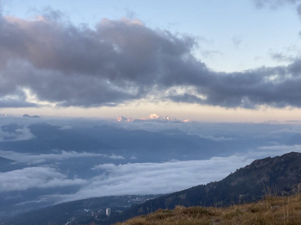 Massif du Mont Blanc au lever du soleil