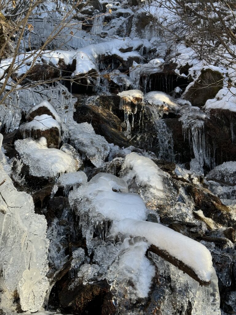 Sculptures naturelles de glace dans le torrent sous Chervé