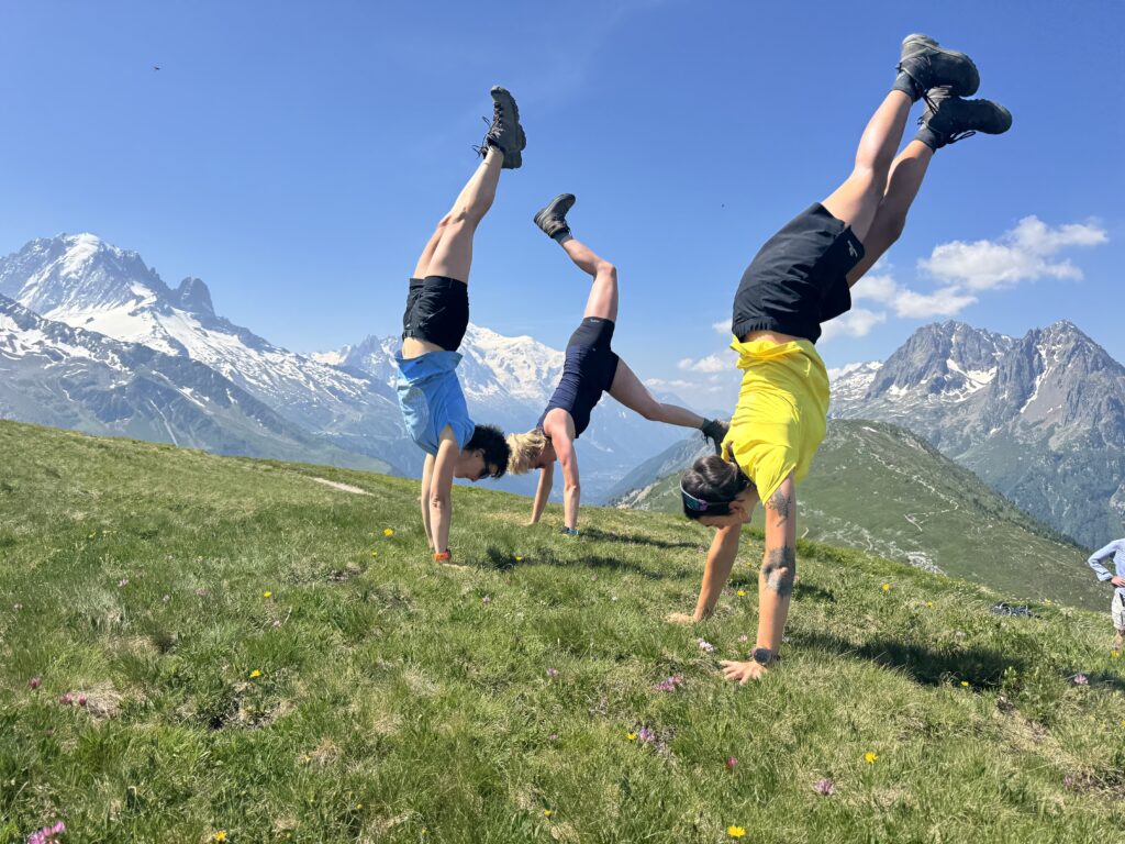 Hand Stand face au Mont Blanc