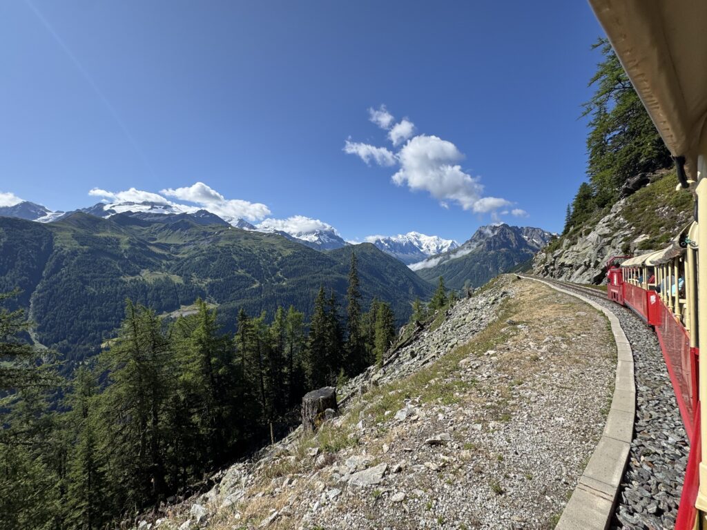 Le petit train de Vertic'Alp et le Mont Blanc