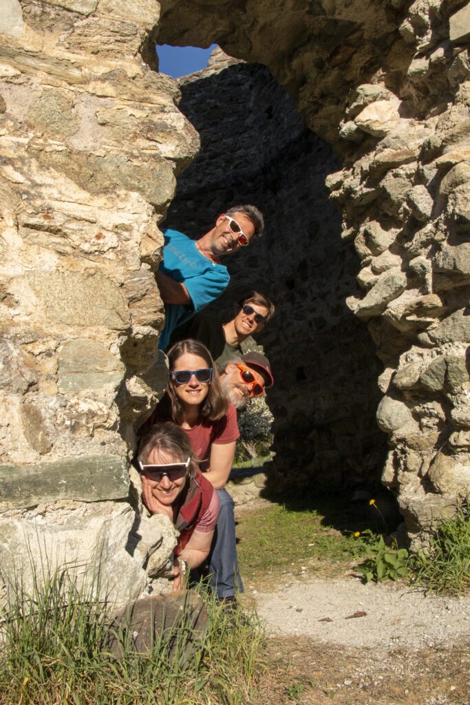 Le team devant la tour Tavelli à Vex
