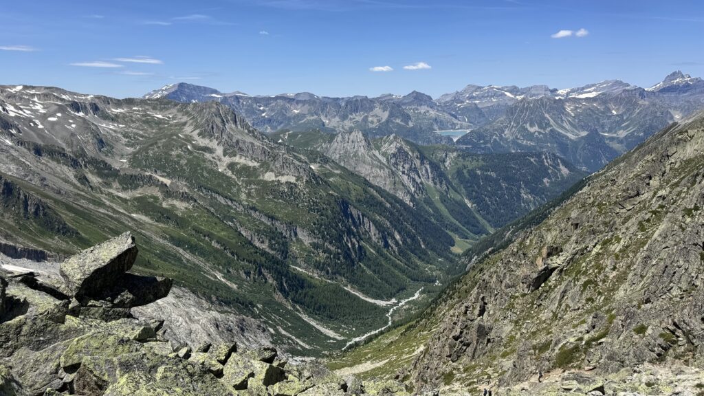 Vue sur les Dents du Midi, le Chablais et le lac d'Emosson